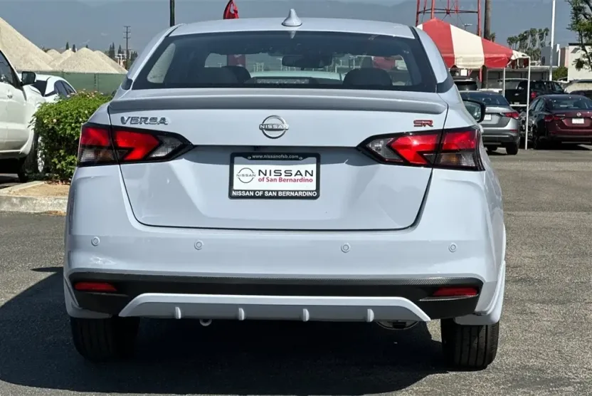 2025 Nissan Versa 1.6 SR photo 1