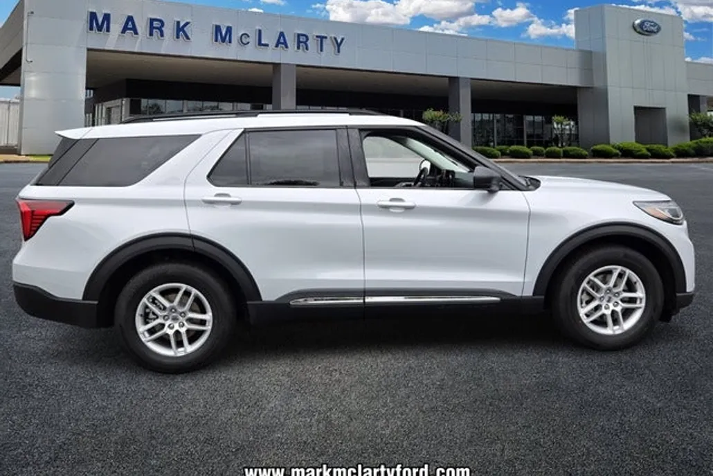 2025 Ford Explorer photo 1