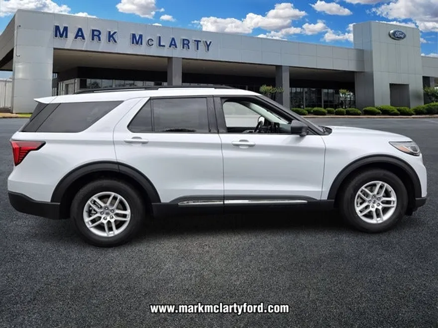 2025 Ford Explorer photo 1