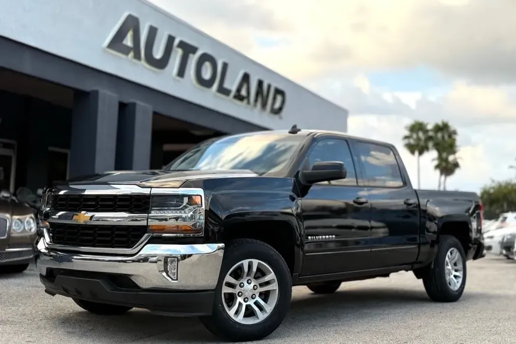 2017 Chevrolet Silverado 1500 LT photo 1