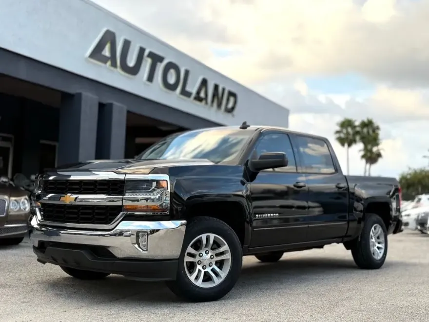 2017 Chevrolet Silverado 1500 LT photo 1