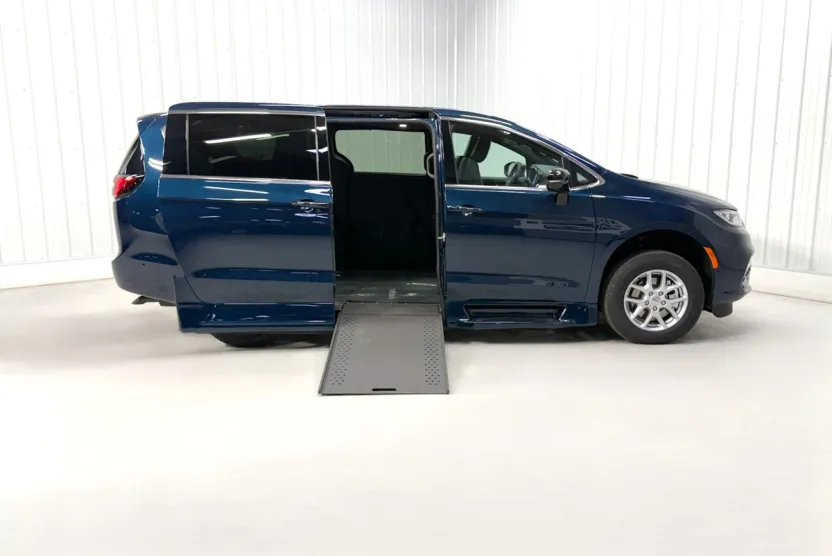 2025 Chrysler Pacifica photo 1