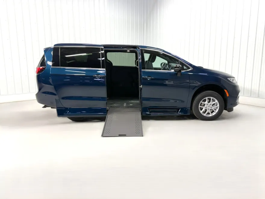 2025 Chrysler Pacifica photo 1