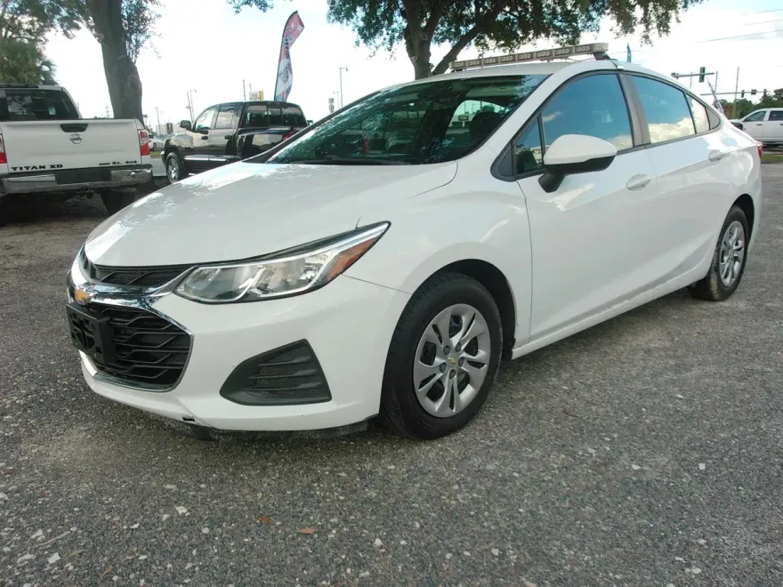 2019 Chevrolet Cruze LS photo 1