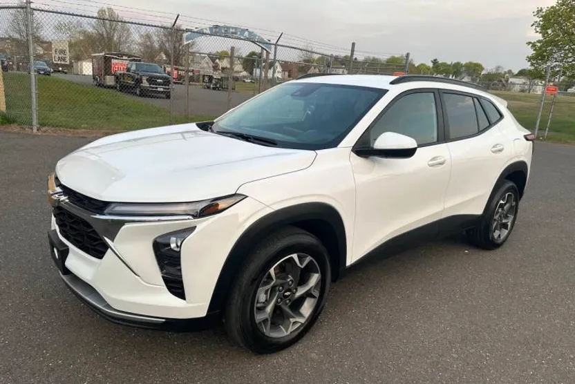 2024 Chevrolet Trax LT photo 1