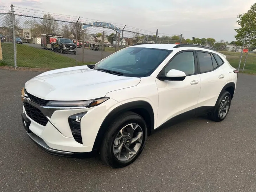 2024 Chevrolet Trax LT photo 1