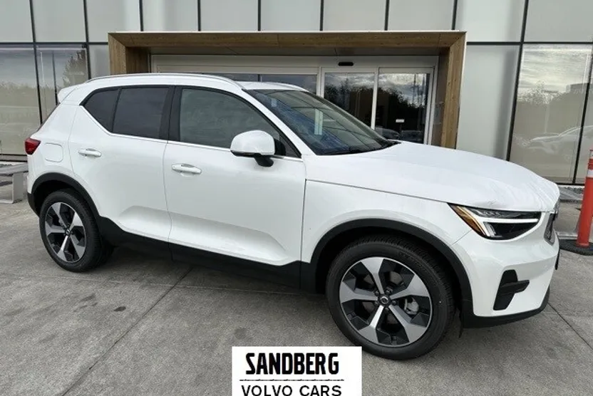 2025 Volvo XC40 Core photo 1