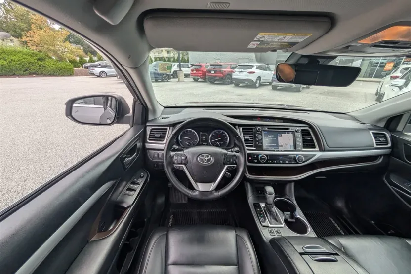 2019 Toyota Highlander SE photo 1
