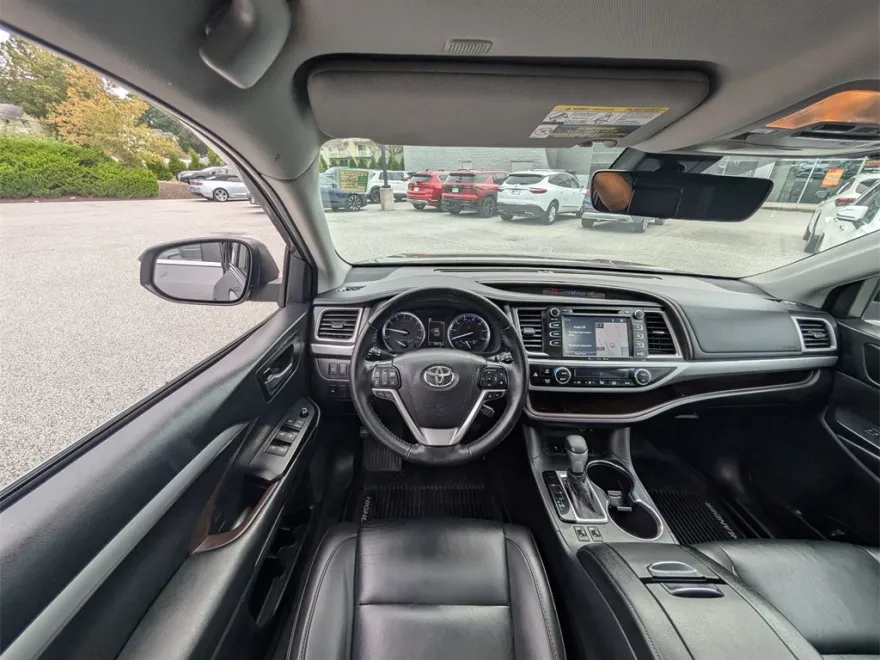 2019 Toyota Highlander SE photo 1
