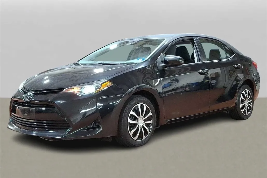 2018 Toyota Corolla LE photo 1