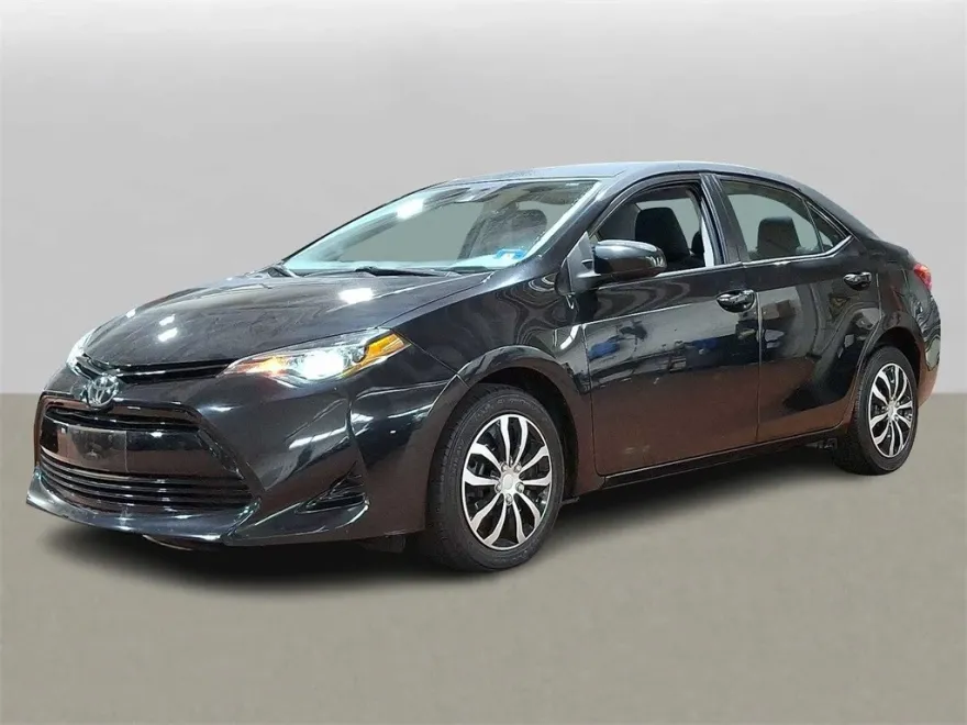 2018 Toyota Corolla LE photo 1