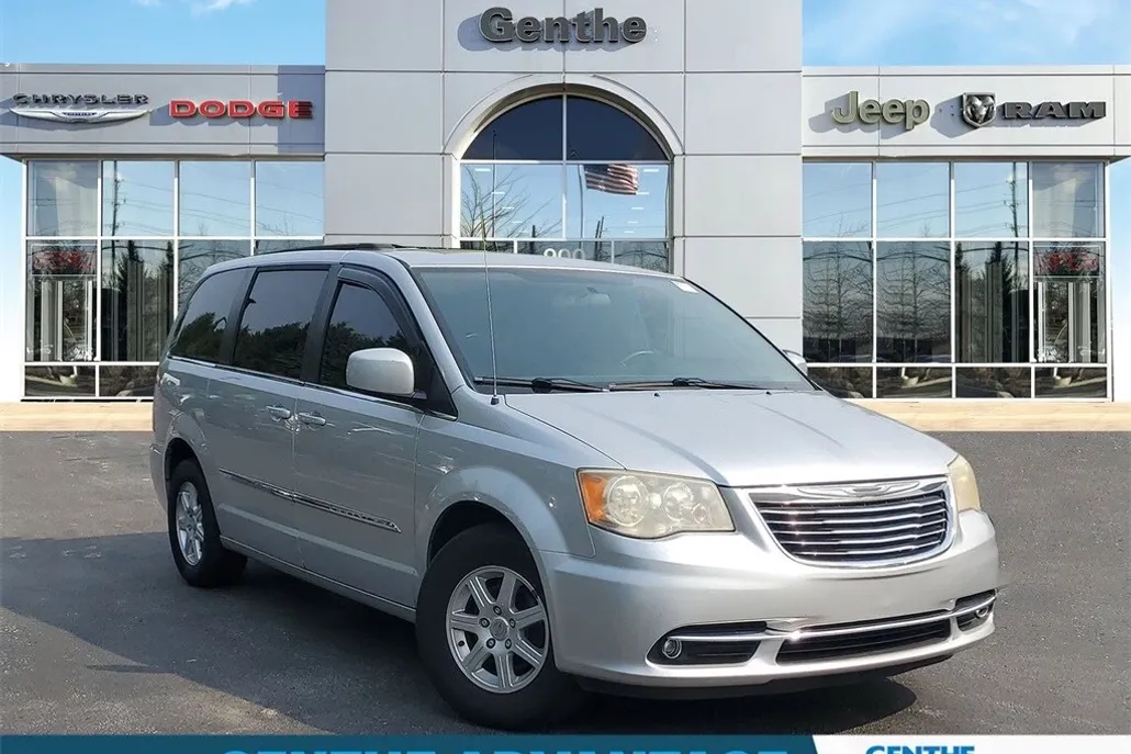 2011 Chrysler Town & Country Touring photo 1