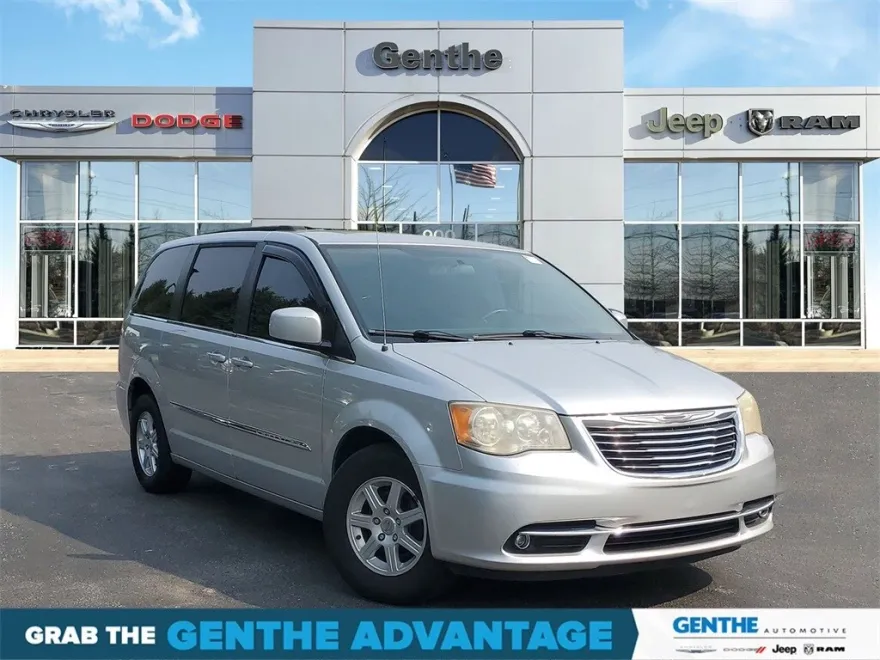 2011 Chrysler Town & Country Touring photo 1