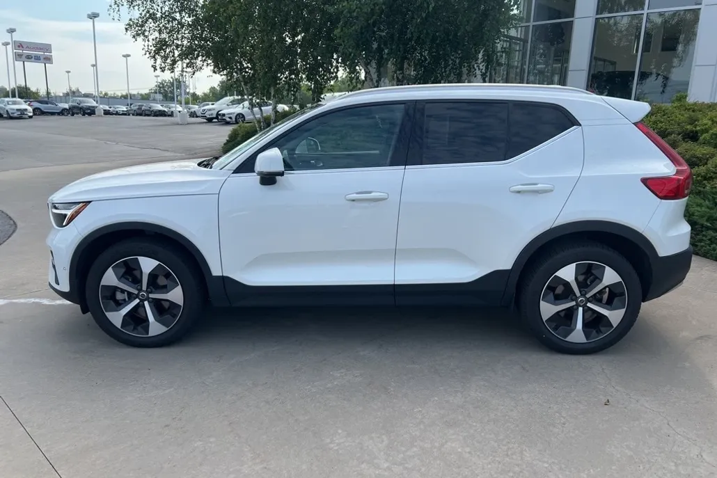 2025 Volvo XC40 Plus photo 1