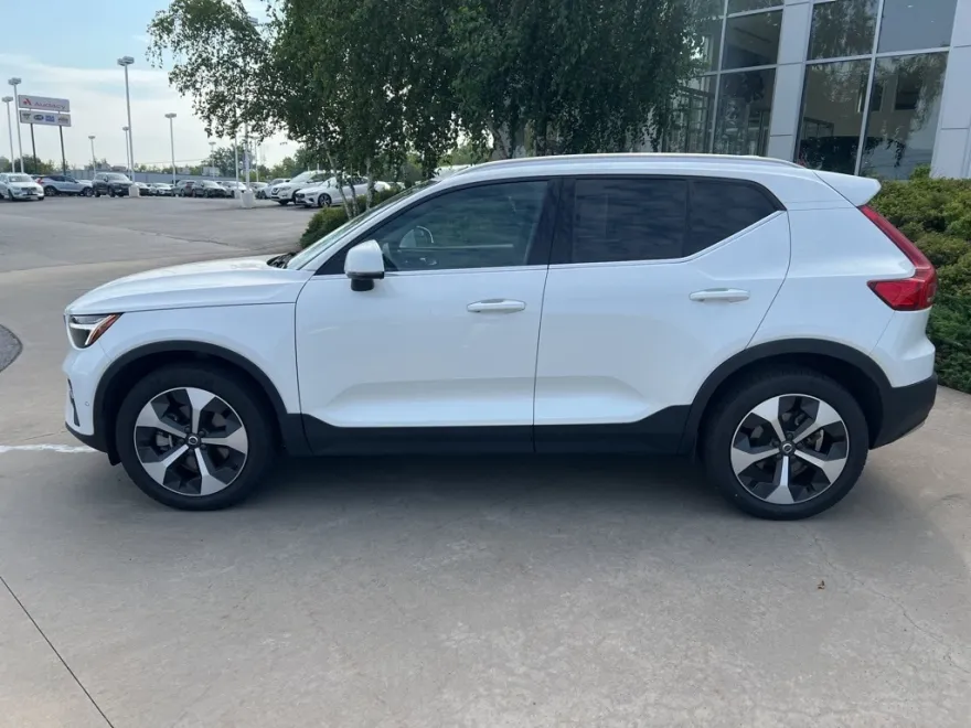 2025 Volvo XC40 Plus photo 1