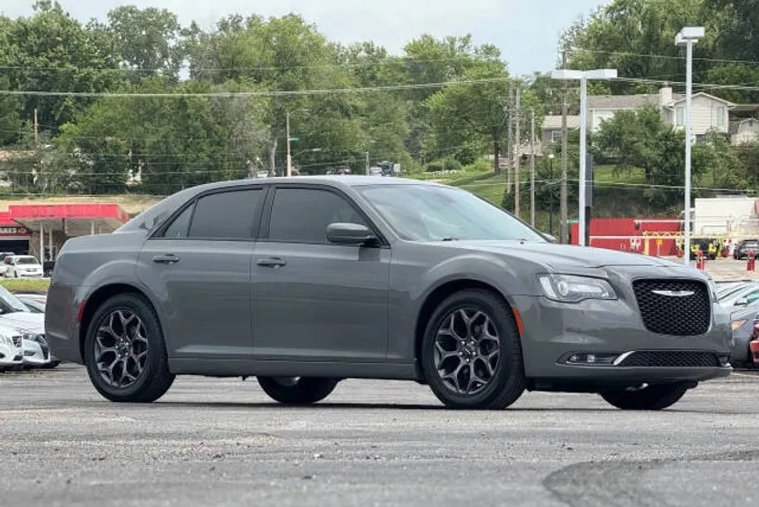 2018 Chrysler 300 S photo 1