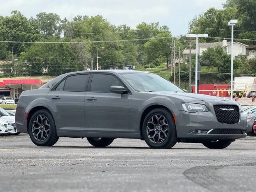 2018 Chrysler 300 S photo 1