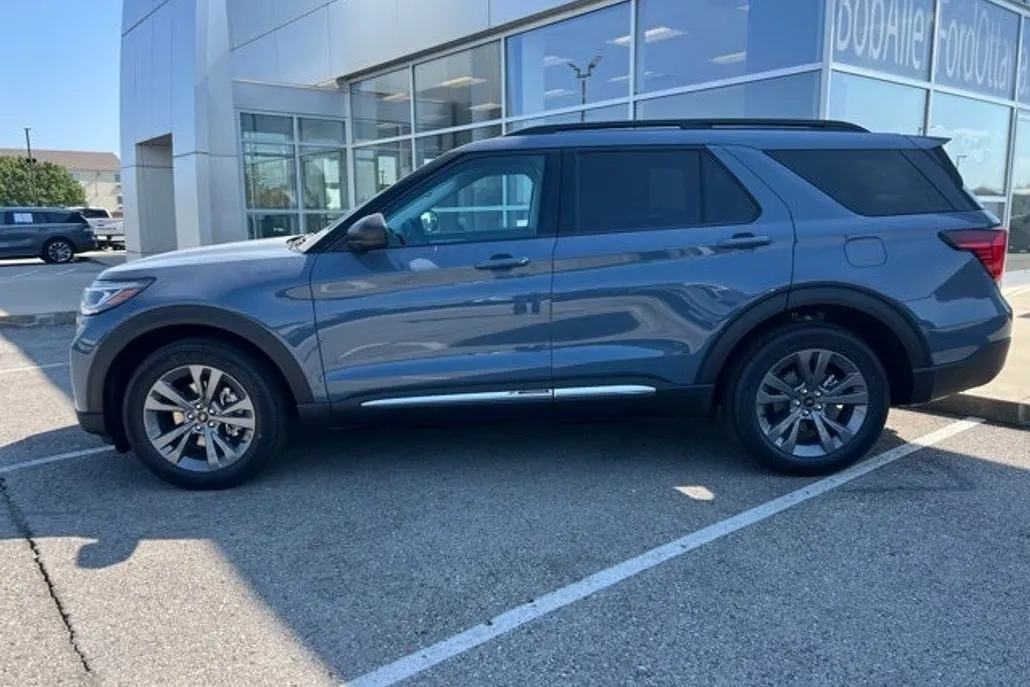 2025 Ford Explorer photo 1