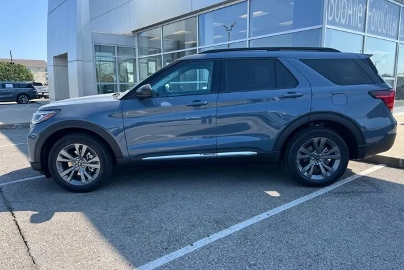 2025 Ford Explorer photo 1