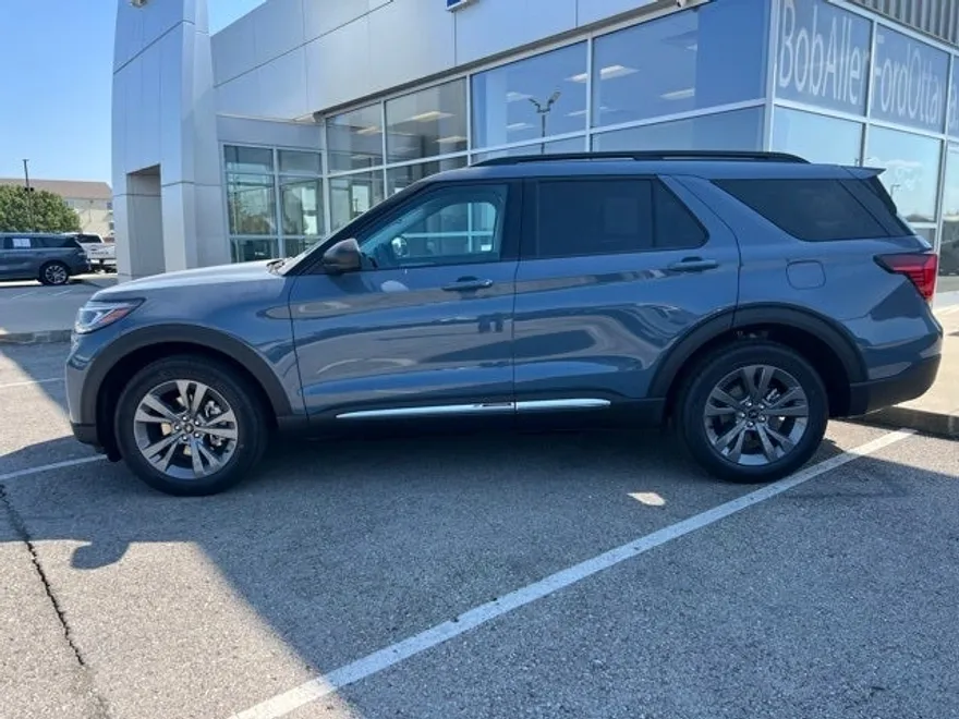 2025 Ford Explorer photo 1