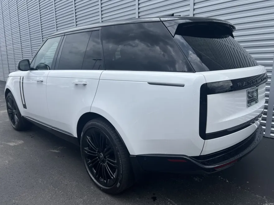 2025 Land Rover Range Rover SE photo 1