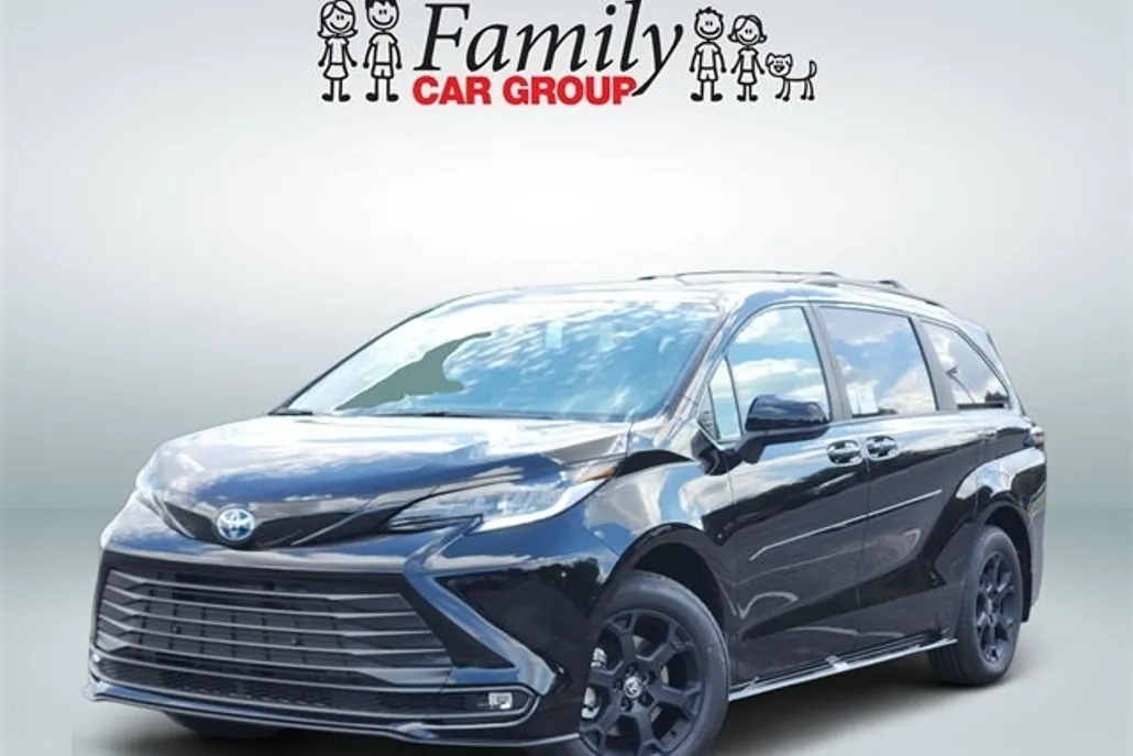 2025 Toyota Sienna Woodland Edition photo 1