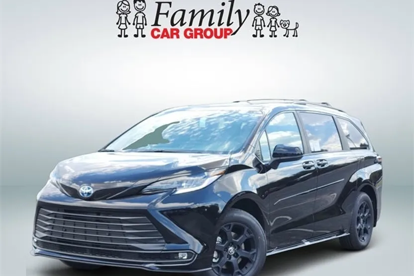 2025 Toyota Sienna Woodland Edition photo 1