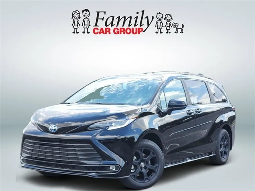 2025 Toyota Sienna Woodland Edition photo 1