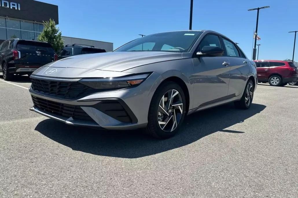 2025 Hyundai Elantra SEL Sport photo 1