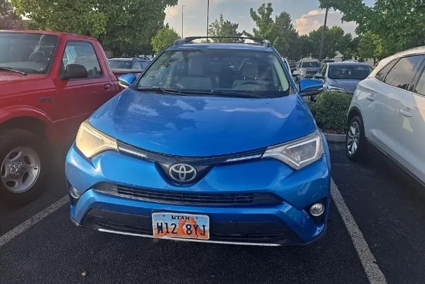 2017 Toyota RAV4 XLE photo 1