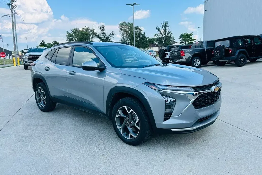 2024 Chevrolet Trax LT photo 1