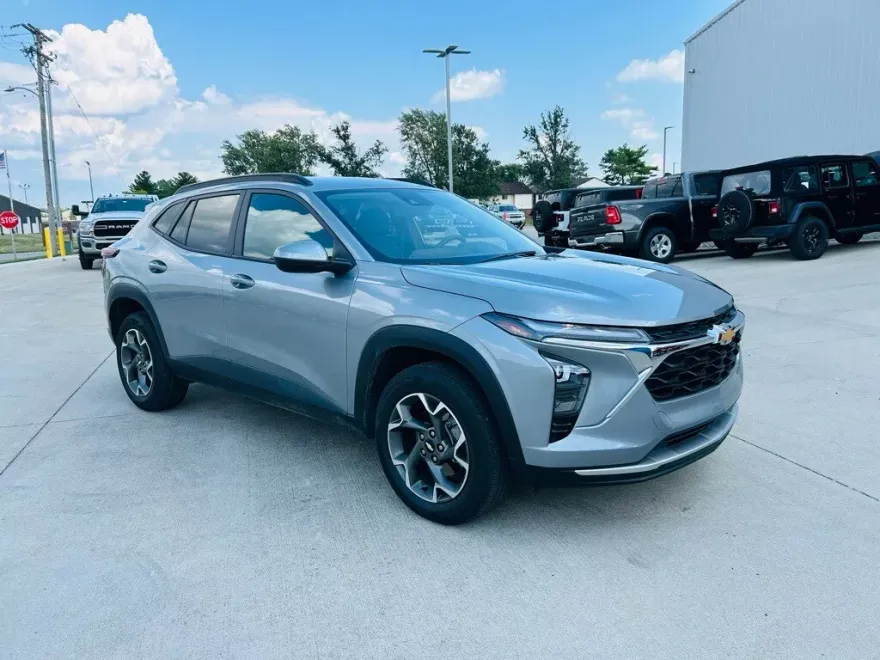 2024 Chevrolet Trax LT photo 1