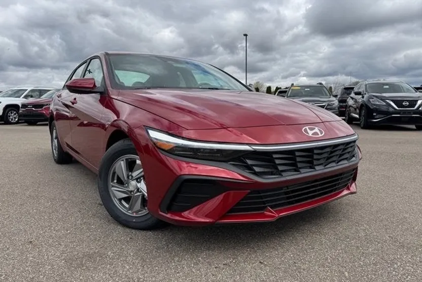 2025 Hyundai Elantra SE photo 1