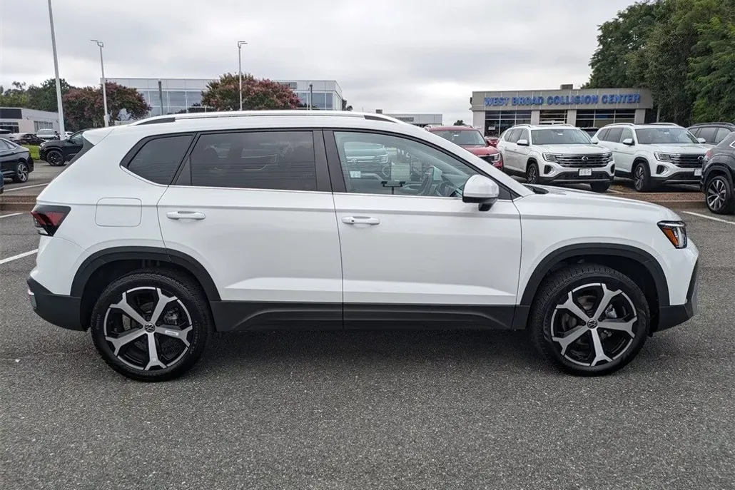 2025 Volkswagen Taos SEL photo 1