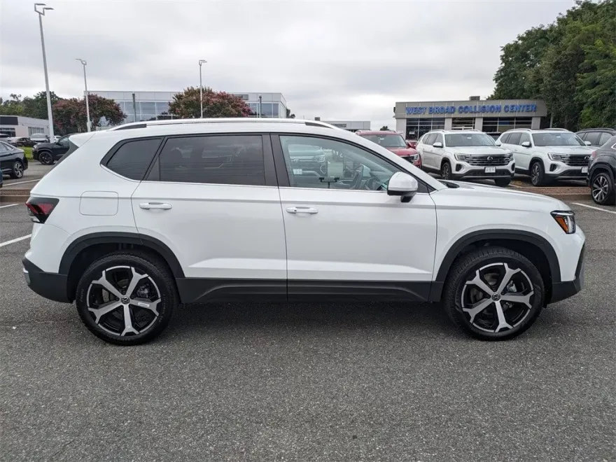 2025 Volkswagen Taos SEL photo 1