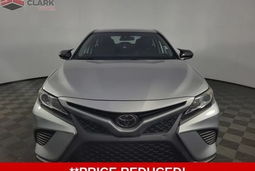 2020 Toyota Camry SE photo 1