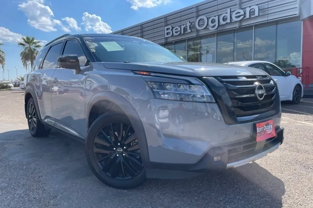 2022 Nissan Pathfinder Platinum photo 1