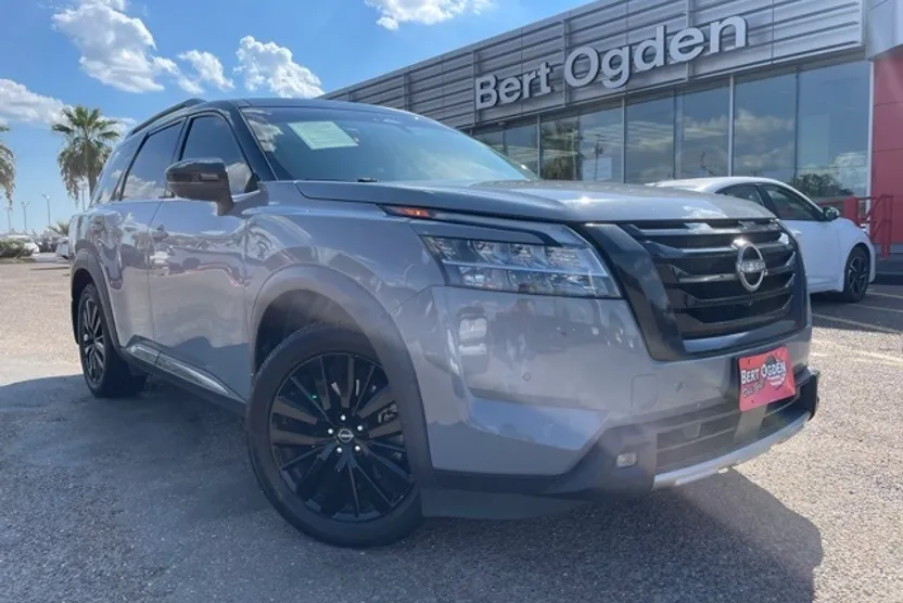 2022 Nissan Pathfinder Platinum photo 1