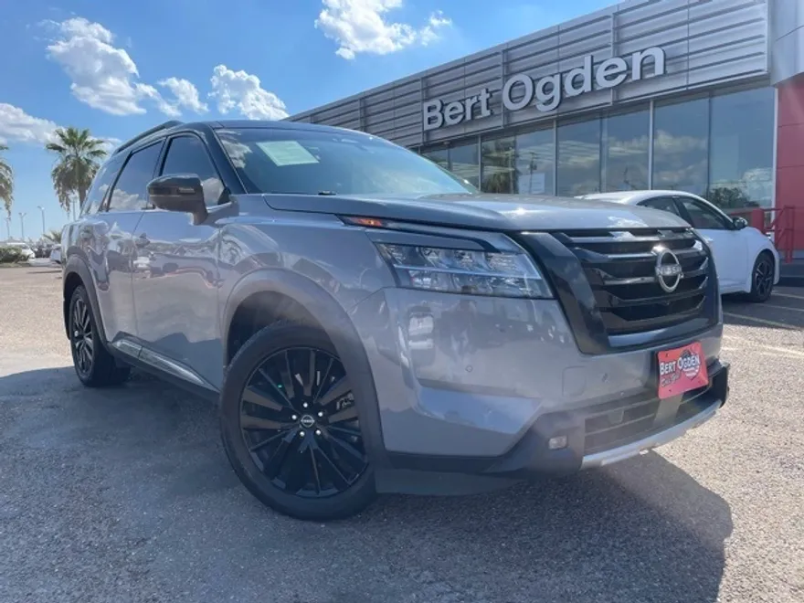 2022 Nissan Pathfinder Platinum photo 1