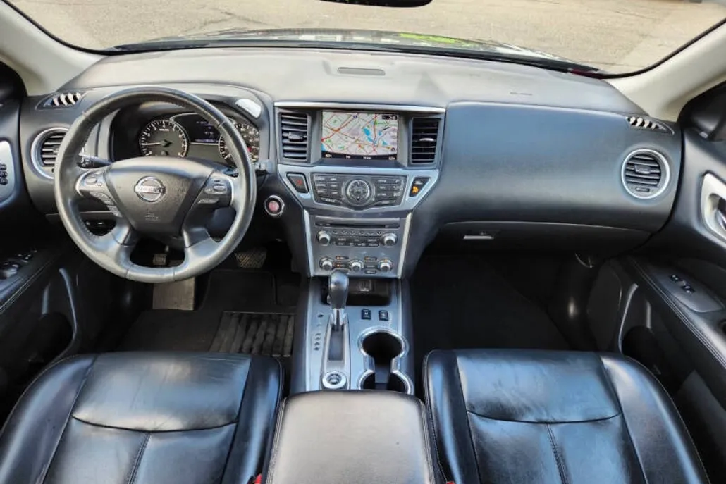 2018 Nissan Pathfinder SL photo 1