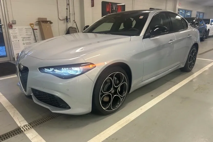 2025 Alfa Romeo Giulia Base photo 1
