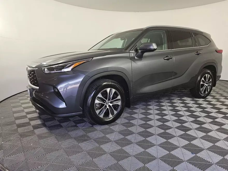 2021 Toyota Highlander XLE photo 1