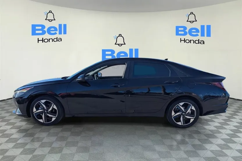 2023 Hyundai Elantra SEL photo 1