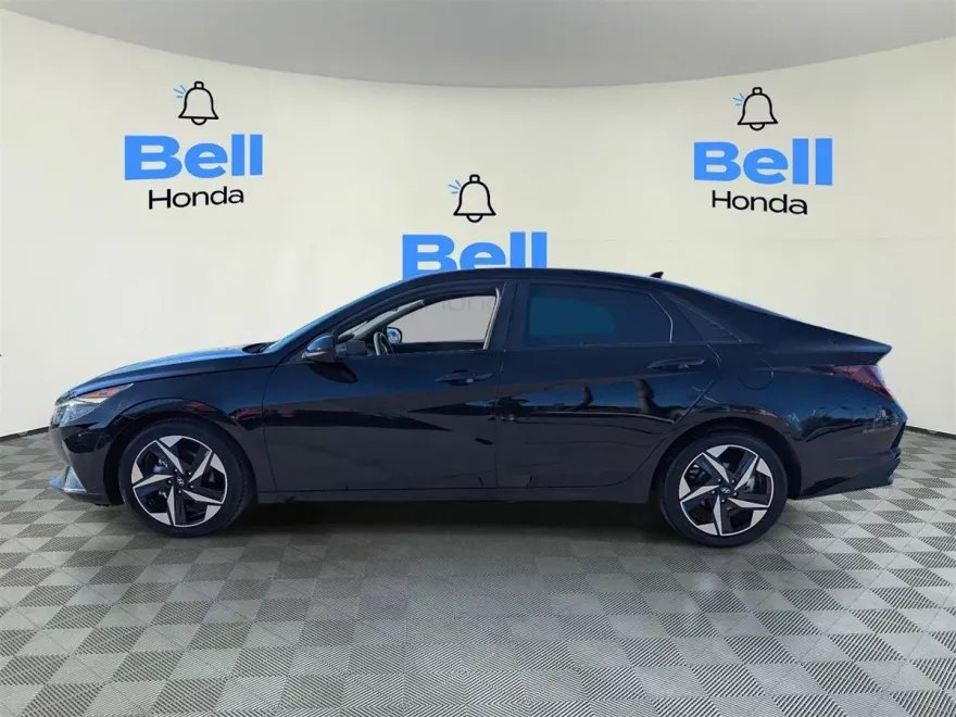 2023 Hyundai Elantra SEL photo 1