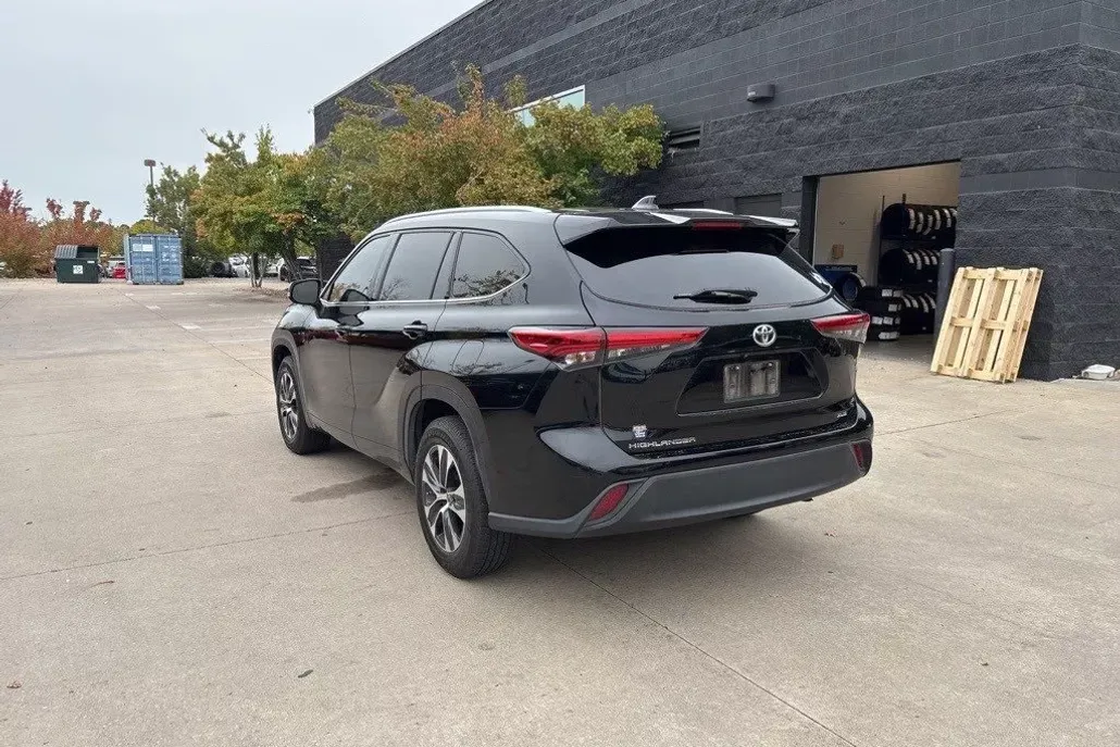 2022 Toyota Highlander XLE photo 1