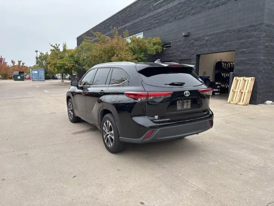 2022 Toyota Highlander XLE photo 1