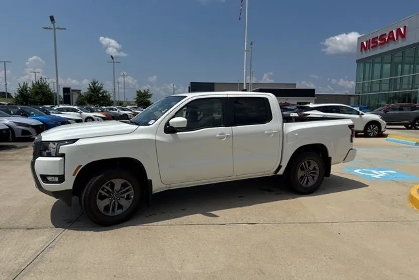 2025 Nissan Frontier Crew Cab SV photo 1
