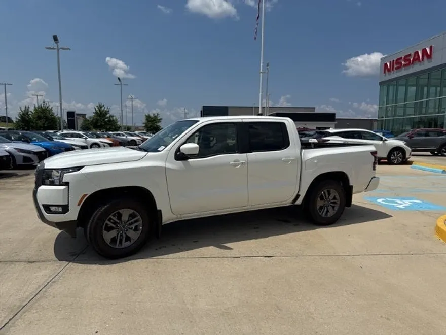 2025 Nissan Frontier Crew Cab SV photo 1