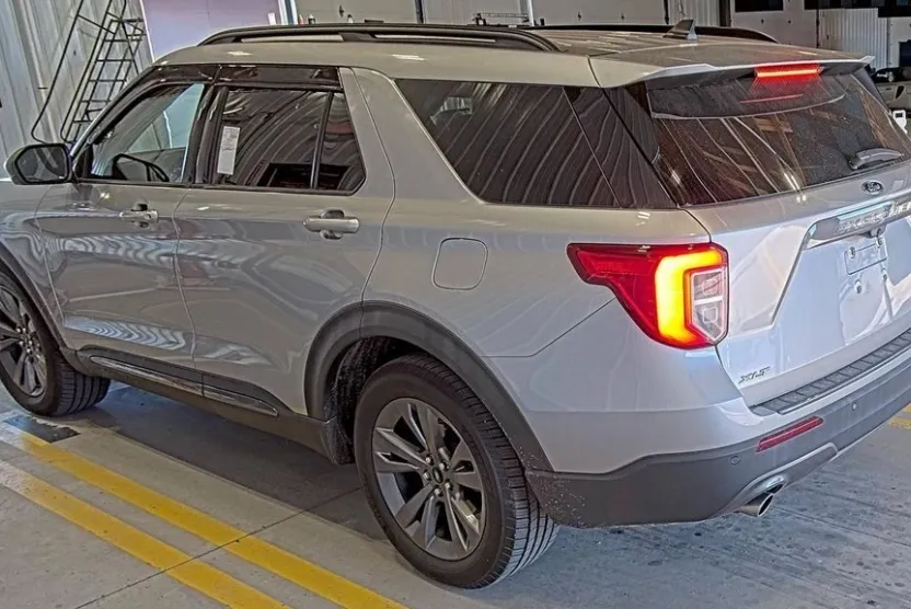 2021 Ford Explorer XLT photo 1
