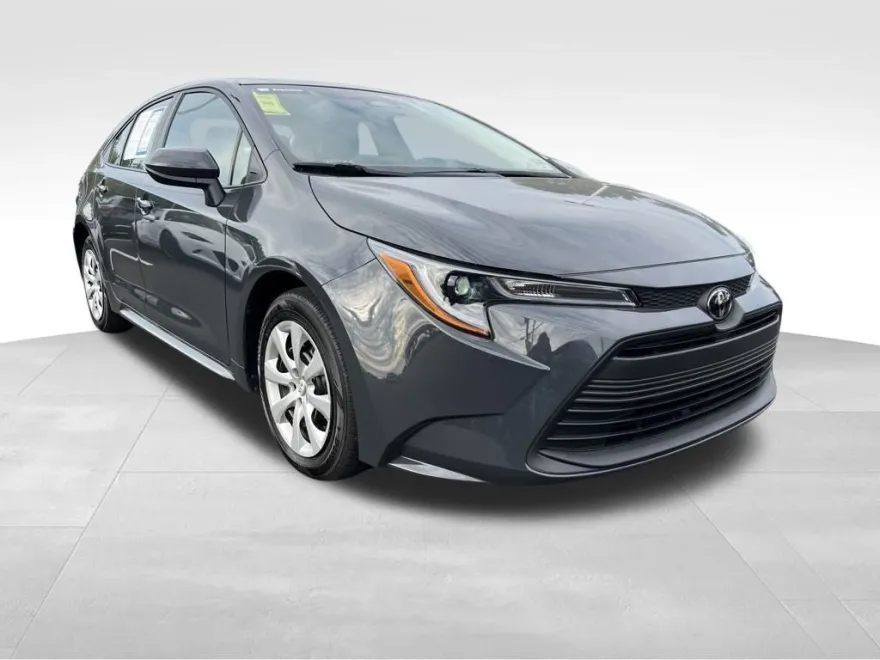2025 Toyota Corolla LE photo 1